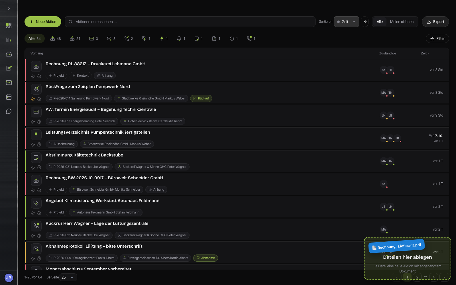 Aktionsliste, unten rechts die Ablagebox, auf die gerade eine PDF-Rechnung gezogen wird, mit dem Hinweis, dass aus jeder Datei eine neue Aktion mit angehängtem Dokument entsteht